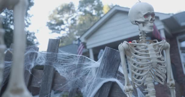 Una Decorazione Scheletrica Poggia Ricettacolo Legno Cortile Anteriore Halloween — Video Stock