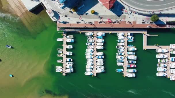 Sportbåtar Dockade Hamn Medan Folk Promenerade Strandpromenaden San Vicente Barquera — Stockvideo