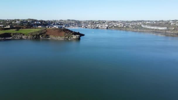 Brede Luchtbeelden Van Haven Van Kinsale Ierland — Stockvideo