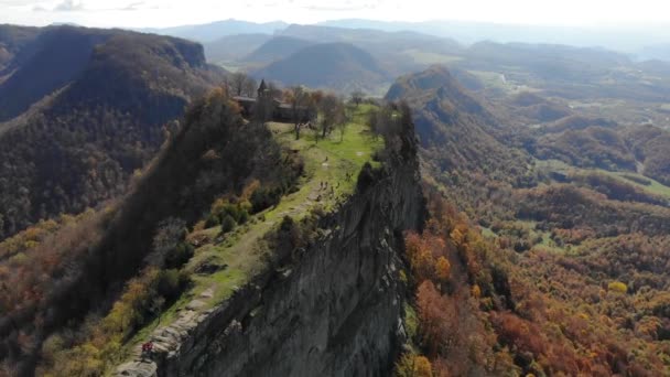 秋のシーズンに狭い高原 黄色の木々 周囲の山々 背景に神社がある森 — ストック動画