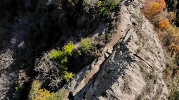 Воздушный Зенитальный Снимок Несколькими Туристами Идущими Вдоль Узкого Горного Гребня — стоковое видео