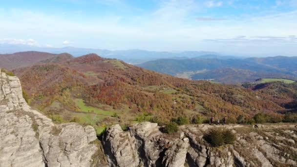 Vzduch Dva Turisté Kráčející Velmi Úzkém Hřebeni Hory Podzimní Sezóně — Stock video