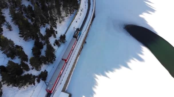 Antenne Blaue Zahnradbahn Den Pyrenäen Fährt Einem Zugefrorenen See Vorbei — Stockvideo