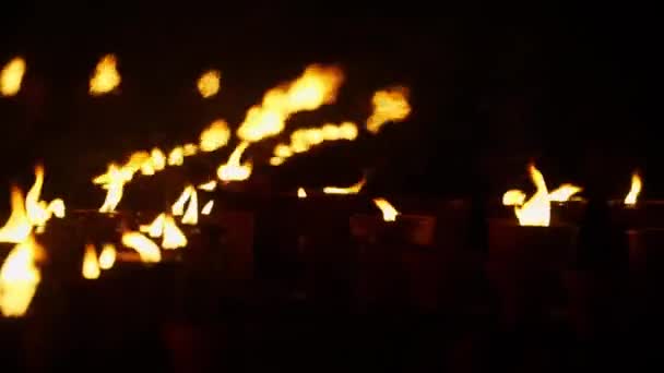 Helder Brandende Kaarsen Strekken Zich Uit Tot Ver Verte — Stockvideo