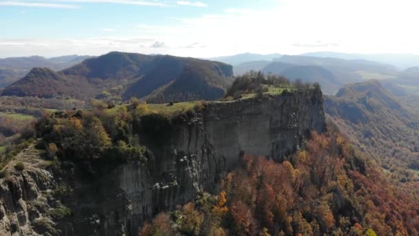秋のシーズンに狭い高原 黄色や周囲の山々に木々のある森 — ストック動画