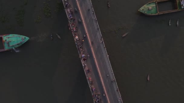 与人和车辆在河上的桥梁 以及货船 自上而下旋转升降射击 — 图库视频影像