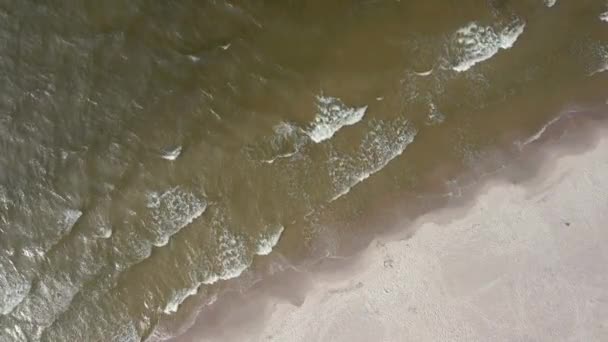 Flygfoto Över Havsvågorna Kraschar Vid Sandstranden — Stockvideo