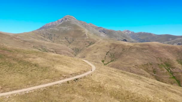 Aéreo Ciclista Montanha Subindo Uma Colina Uma Alta Montanha Área — Vídeo de Stock