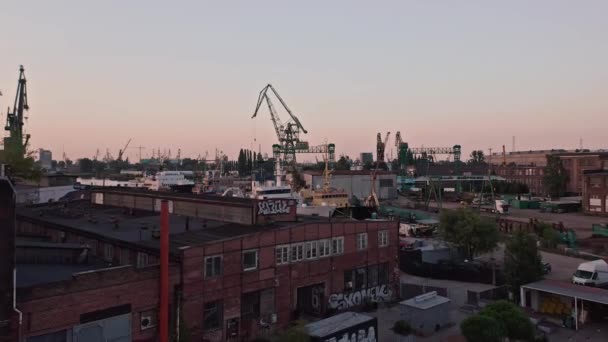 Kranen Scheepswerf Hoge Gebouwen Stad Gdask Polen Luchtfoto Terugtrekken — Stockvideo