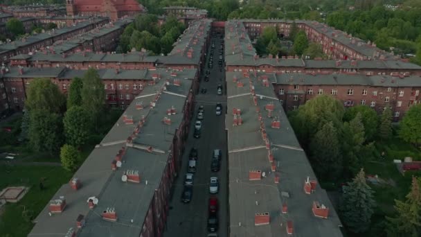 Vehicles Park Calle Redbrick Apartamentos Nikiszowiec Barrio Katowice Polonia Aéreos — Vídeos de Stock