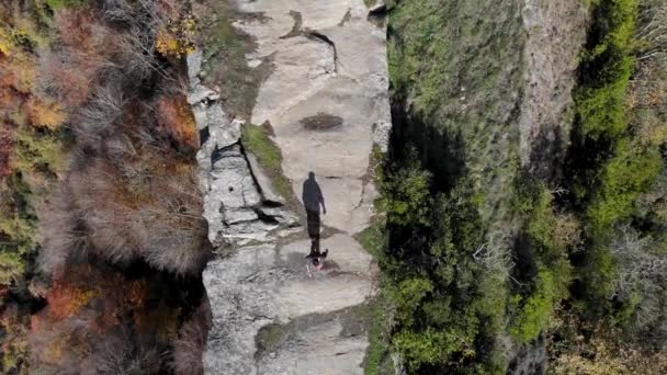 Aérea Plano Cenital Hombre Sombra Caminando Largo Una Estrecha Meseta — Vídeos de Stock