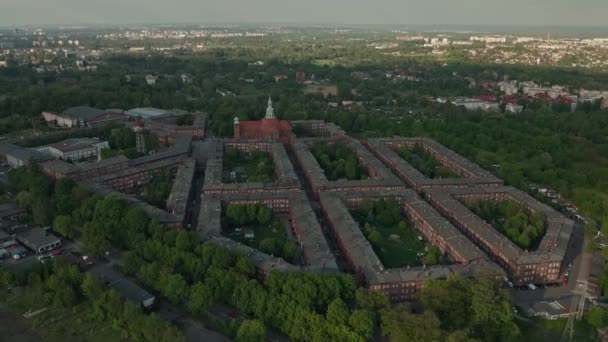 Panorama Historic Redbrick Lägenheter Och Sankt Annes Kyrka Nikiszowiec Katowice — Stockvideo