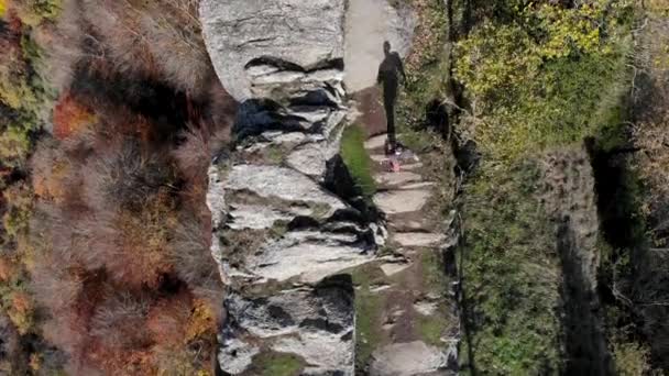 Vue Aérienne Plan Zénital Homme Son Ombre Marchant Long Plateau — Video