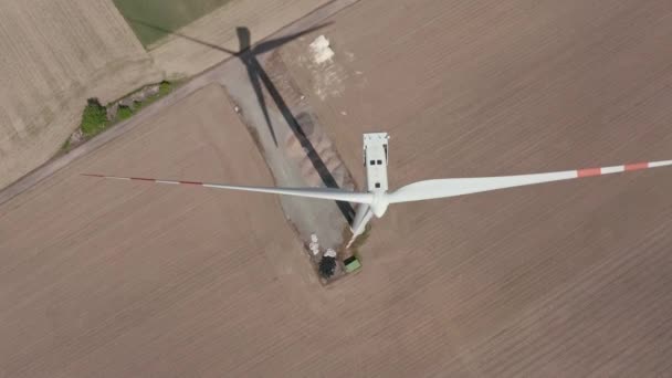 Révélation Aérienne Une Énorme Éolienne Générant Énergie Renouvelable Dans Ferme — Video