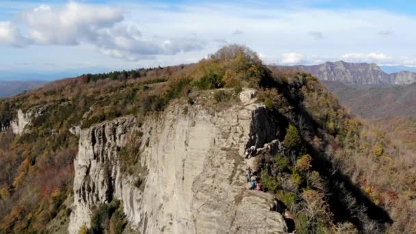 Aéreo Vários Caminhantes Caminhando Longo Uma Crista Montanha Muito Estreita — Vídeo de Stock