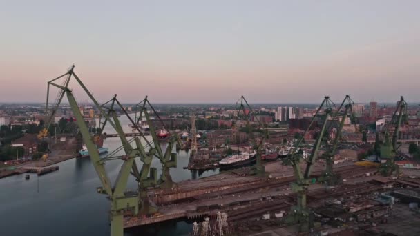 グディニアの工業地帯 ポーランドのグディニアにある造船所 Stocznia の港クレーン 空中後退 — ストック動画