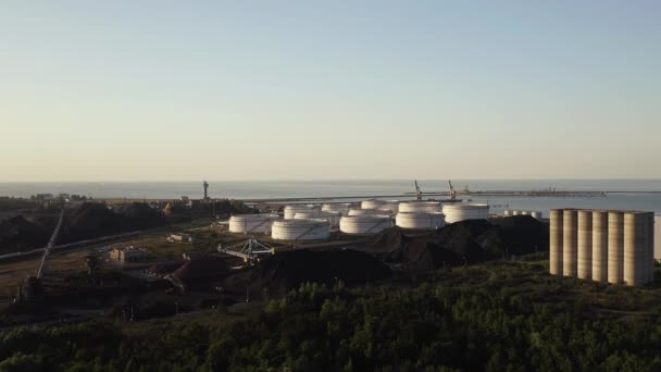 波兰格但斯克海岸货运码头附近的工业炼油厂 无人机降落 — 图库视频影像