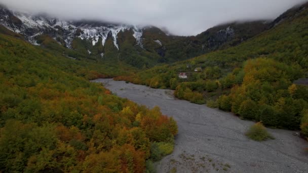 Alpendorf Albanien Talnähe Umgeben Von Hohen Bergen Und Wäldern Herbst — Stockvideo