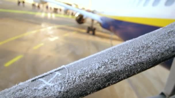 Zamrożone Poręcze Przy Wejściu Samolotu Ryanair Gotowego Lotu Lotnisko Mroźną — Wideo stockowe