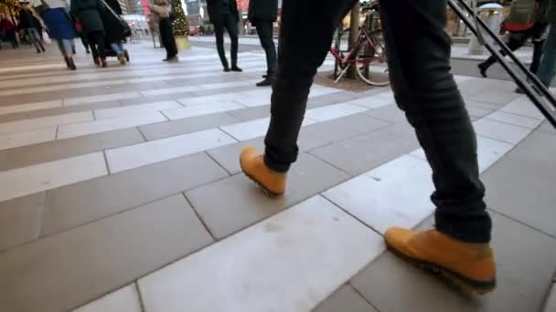 Laarzen Van Een Reiziger Met Een Koffer Die Door Straat — Stockvideo