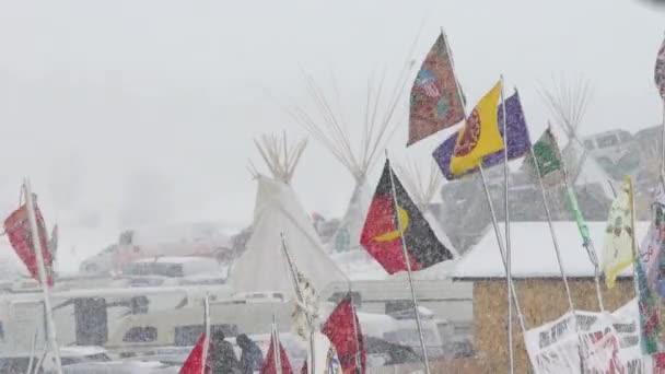 Slow Motion Snö Faller Vid Standing Rock Protester — Stockvideo