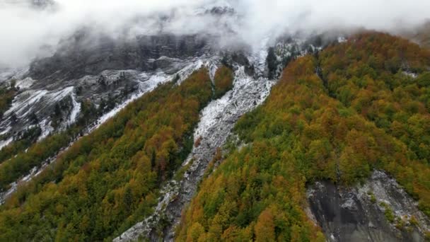 Ειδυλλιακό Ορεινό Τοπίο Φθινόπωρο Πολύχρωμα Δάση Και Χιονισμένες Πλαγιές Στις — Αρχείο Βίντεο