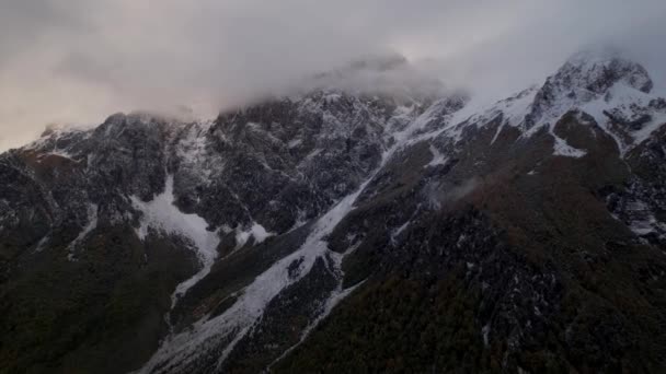 Montañas Los Alpes Albaneses Cubiertas Nieve Niebla Paisaje Invernal Dramático — Vídeo de stock