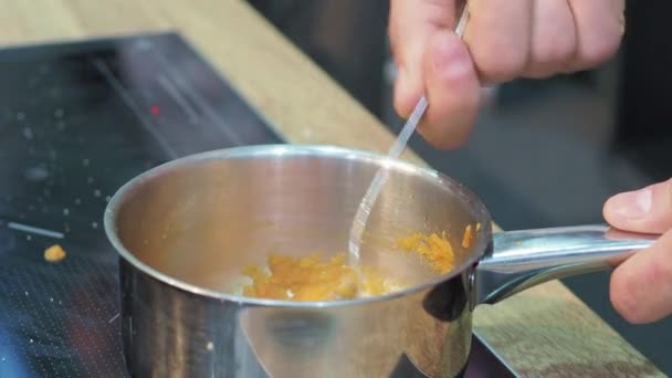 Mano Del Cocinero Gira Saltea Zanahorias Ralladas — Vídeos de Stock