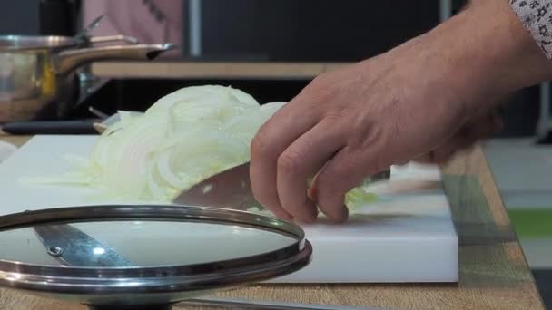Kook Handen Fijn Hak Knoflook Met Een Mes — Stockvideo