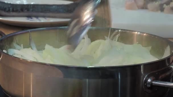 库克在锅里搅拌和烹调一个洋葱 — 图库视频影像