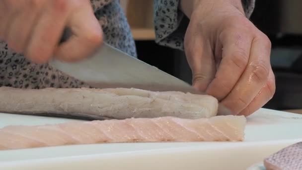 Kochs Hände Schneiden Fischstücke Streifen Und Legen Sie Auf Einen — Stockvideo