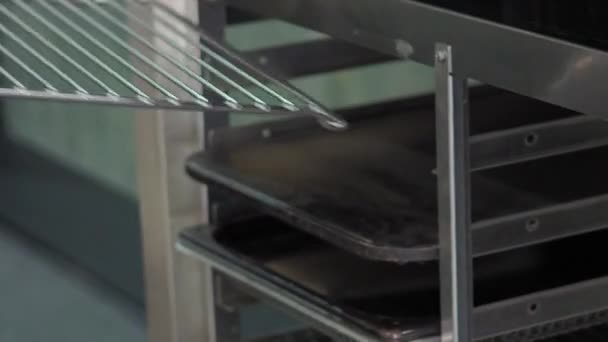 Masak Menempatkan Panggangan Oven Baki Dapur Troli — Stok Video