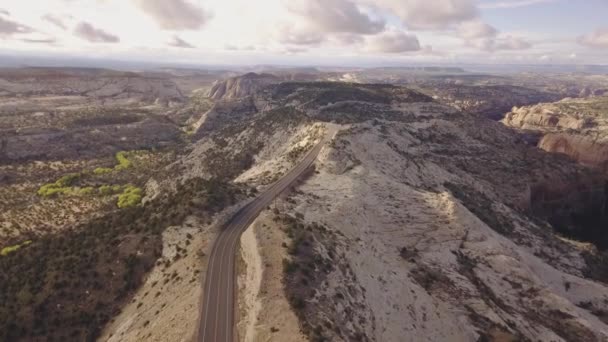 美国犹他州大楼梯埃斯卡兰特国家纪念馆12号州道风景大道上 无人驾驶飞机径直向上飞行 俯瞰全美州的风景 — 图库视频影像