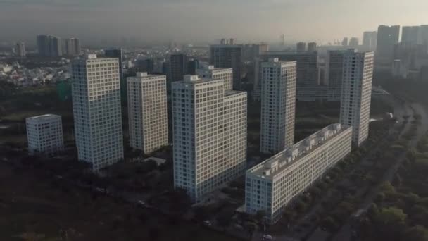 Drone Sentido Horário Órbita Hiperlapso Torno Grande Complexo Apartamentos Residenciais — Vídeo de Stock