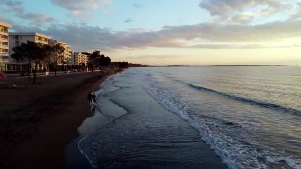Pár Procházka Vodě Antény Podél Albanského Pobřeží Adriatického Moře — Stock video