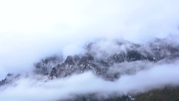 Mglisty Zimowy Dzień Alpach Mgła Opadła Wysokie Szczyty Upływ Czasu — Wideo stockowe