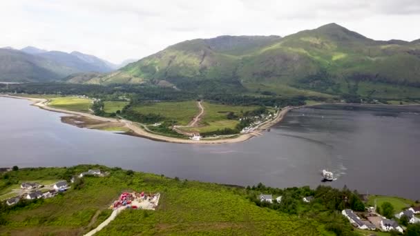 Lindas Montanhas Verdes Escocesas Lago Verão Anteprojecto Aéreo — Vídeo de Stock