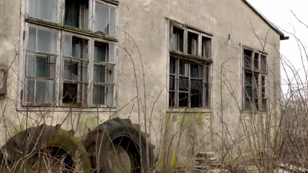 Vue Arc Lente Palpitante Bâtiment Abandonné Avec Des Fenêtres Fissurées — Video