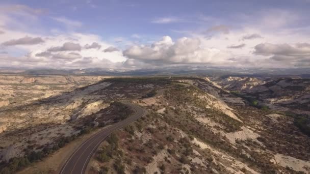 在美国犹他州大楼梯口的12号州道风景大道上设置无人驾驶飞机发射点 — 图库视频影像
