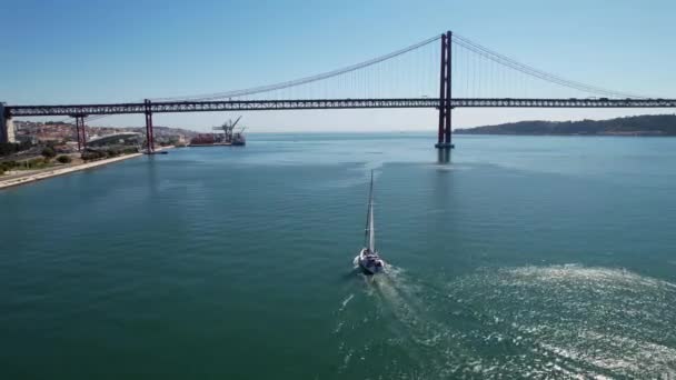 Vue Aérienne Drone Suivant Voilier Naviguant Vers Pont Avril Lisbonne — Video