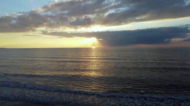 Långsamt Tryck Till Adriatiska Havet Vid Solnedgången Antenn Längs Albanska — Stockvideo