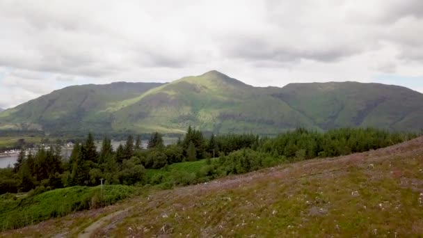 Vista Aérea Ascendente Reveladora Del Sgurr Escocés Dhomhnuill Montaña Más — Vídeos de Stock