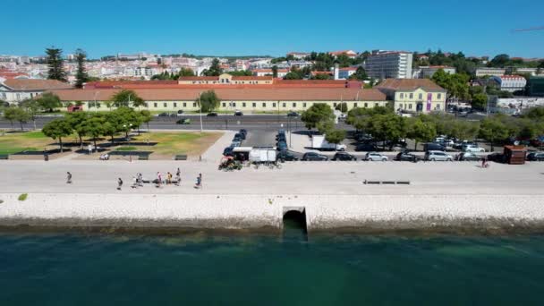 Belem Nehir Kenarında Yürüyen Turistlerin Hava Görüntüsü Güneşli Lizbon Izleme — Stok video