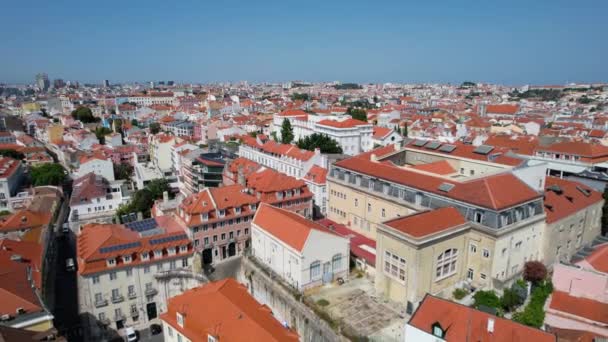ベアロ アルト リスボン 日当たりの良いポルトガルの街並みを見下ろす空中ドローンビュー — ストック動画