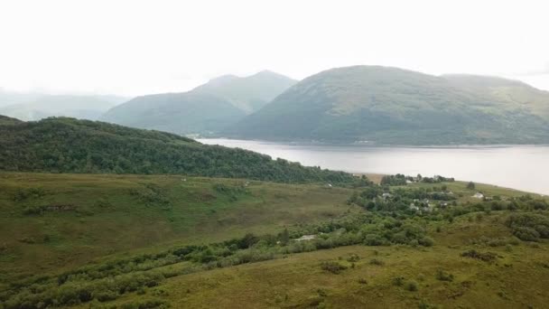 Drone Volando Sobre Las Montañas Escocesas Glencoe Escocia Avance Aéreo — Vídeo de stock