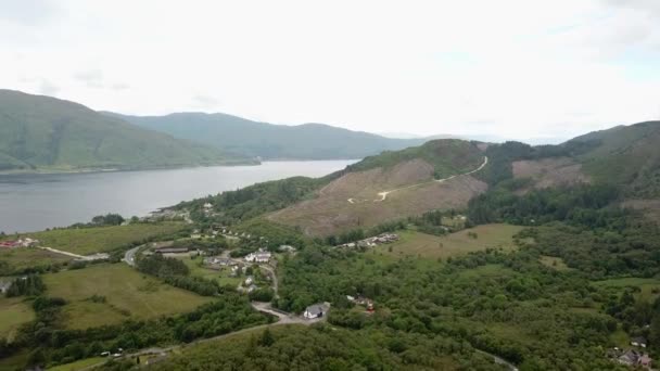 格伦科村和科伊河在苏格兰高地夏季 空中前方 — 图库视频影像