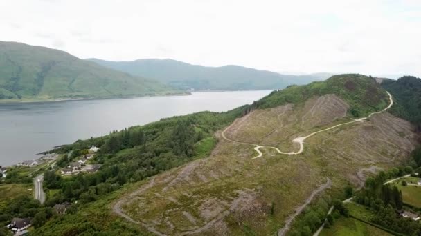 スコットランドのグレーンスコットランドの山々の息をのむような空中ビュー イギリス — ストック動画