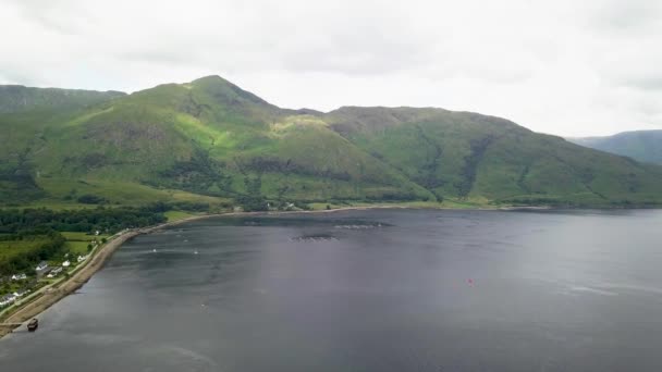 Flygdrönare Framåt Syn Sgurr Dhomnhuill Berg Och Fiske Fällor Sjön — Stockvideo