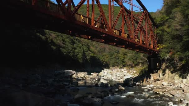 Rote Eisen Brücke Auf Dem Verlassenen Fukuchiyama Line Wanderweg Blick — Stockvideo