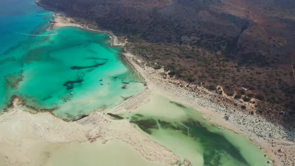 Balos Sahili Turkuaz Berrak Suyla Girit Adası Nın Tepedeki Ikonik — Stok video